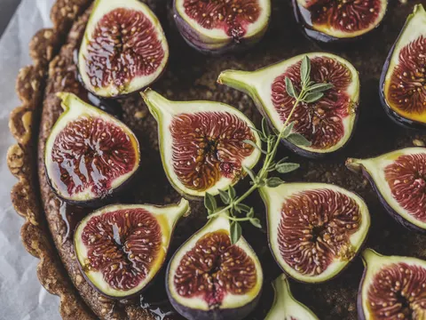 Illustration of fig & tangy date walnut tart
